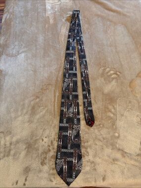 Don Roper Beverly Hills Classic Pattern Men's Tie in Black and Gray. 
💯 Silk